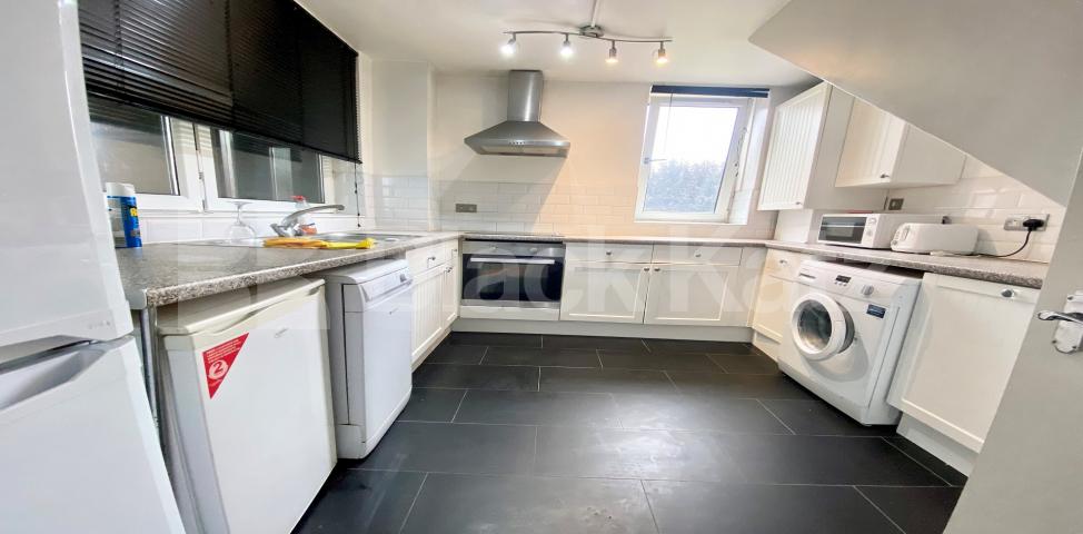 			LET , 4 Bedroom, 1 bath, 1 reception Apartment			 Rolls Road, Bermondsey